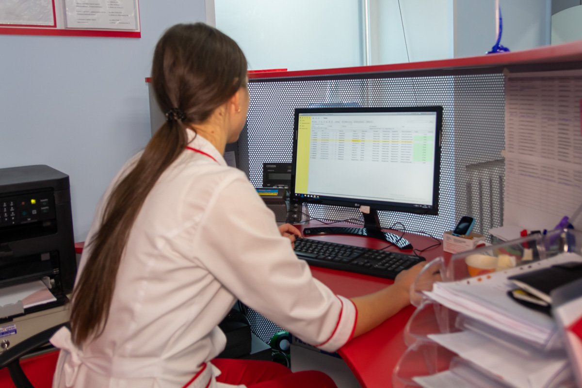 Начиная с регистрации и до момента получения результатов персонал следит за тем, чтобы все необходимые документы были у вас на руках