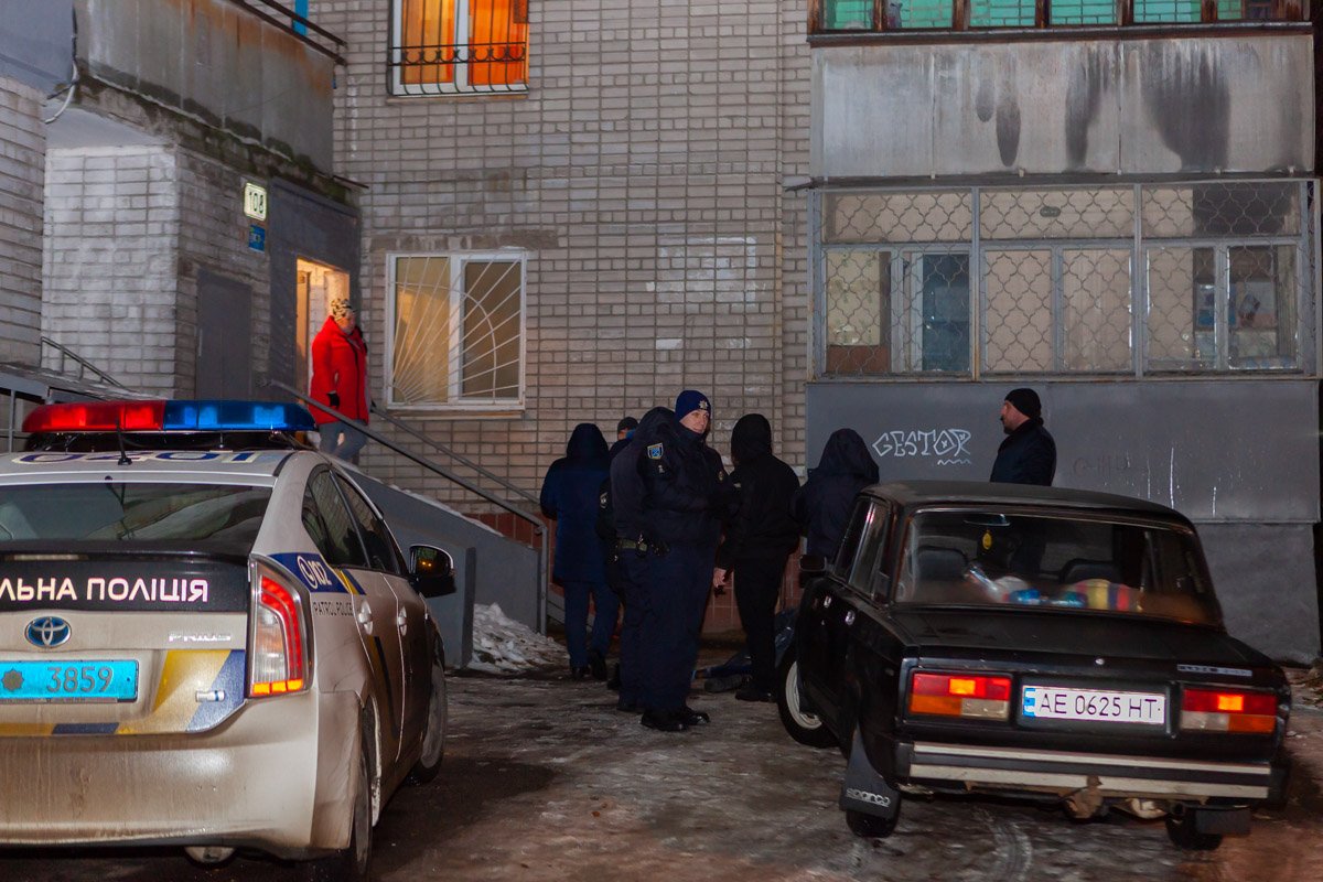 Сейчас на месте работают следователи, оперативники и судмедэксперт Сейчас на месте работают следователи, оперативники и судмедэксперт