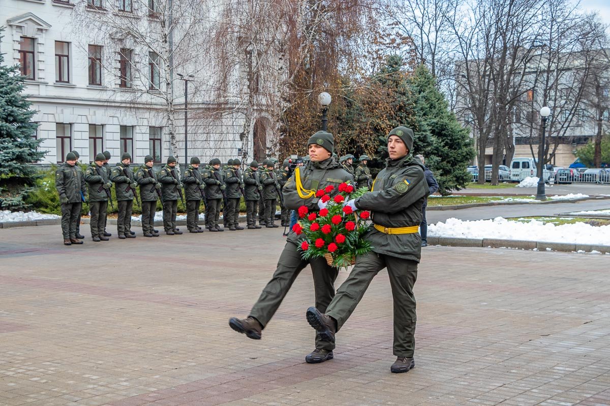 На аллее звучал военный оркестр