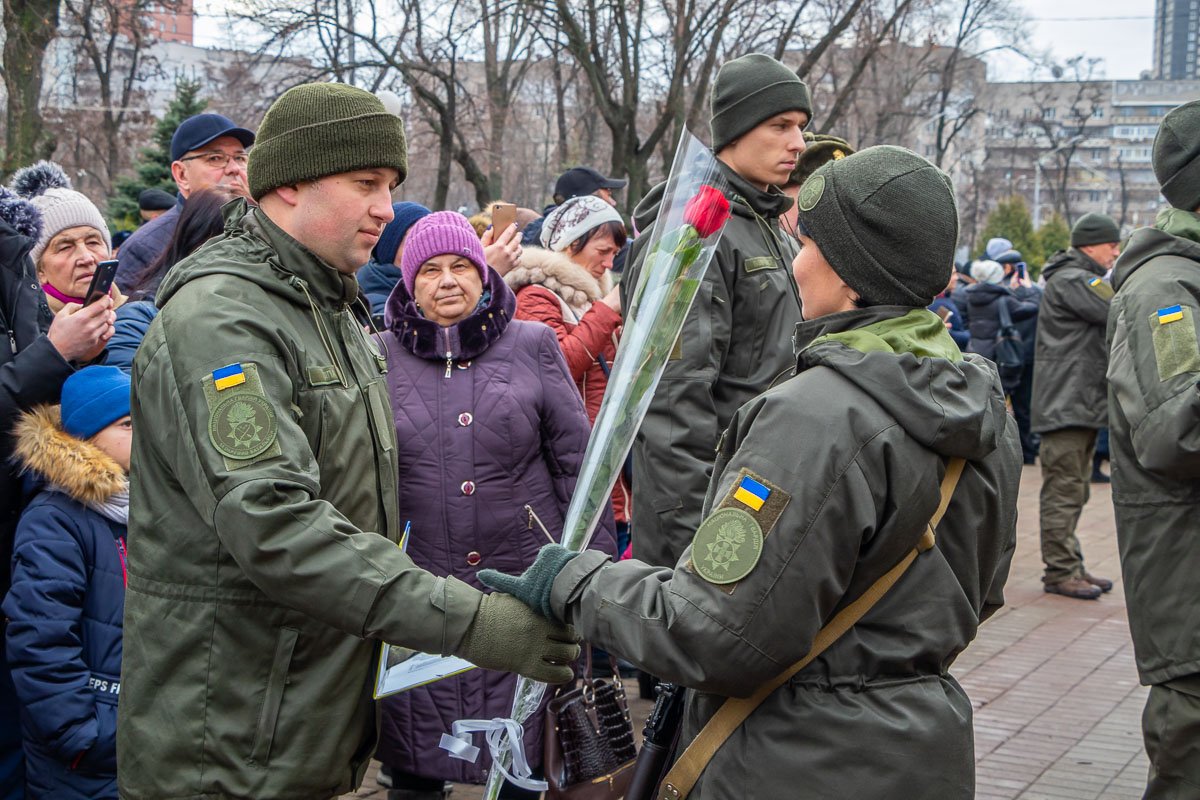 В этот важный для каждого защитника день их пришли поддержать родители, родственники и любимые