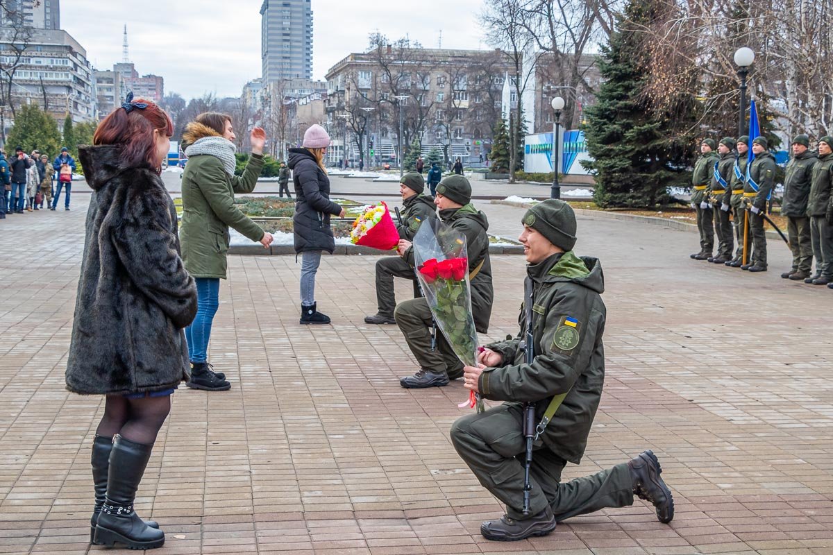 трое ребят решились сделать предложение руки и сердца своим вторым половинкам