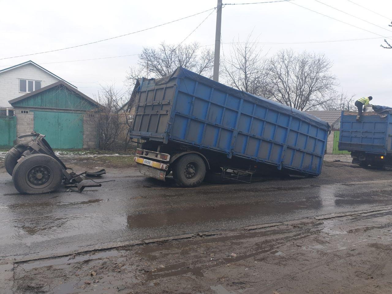 В Днепре у фуры оторвался прицеп: на дорогу рассыпались семечки 1