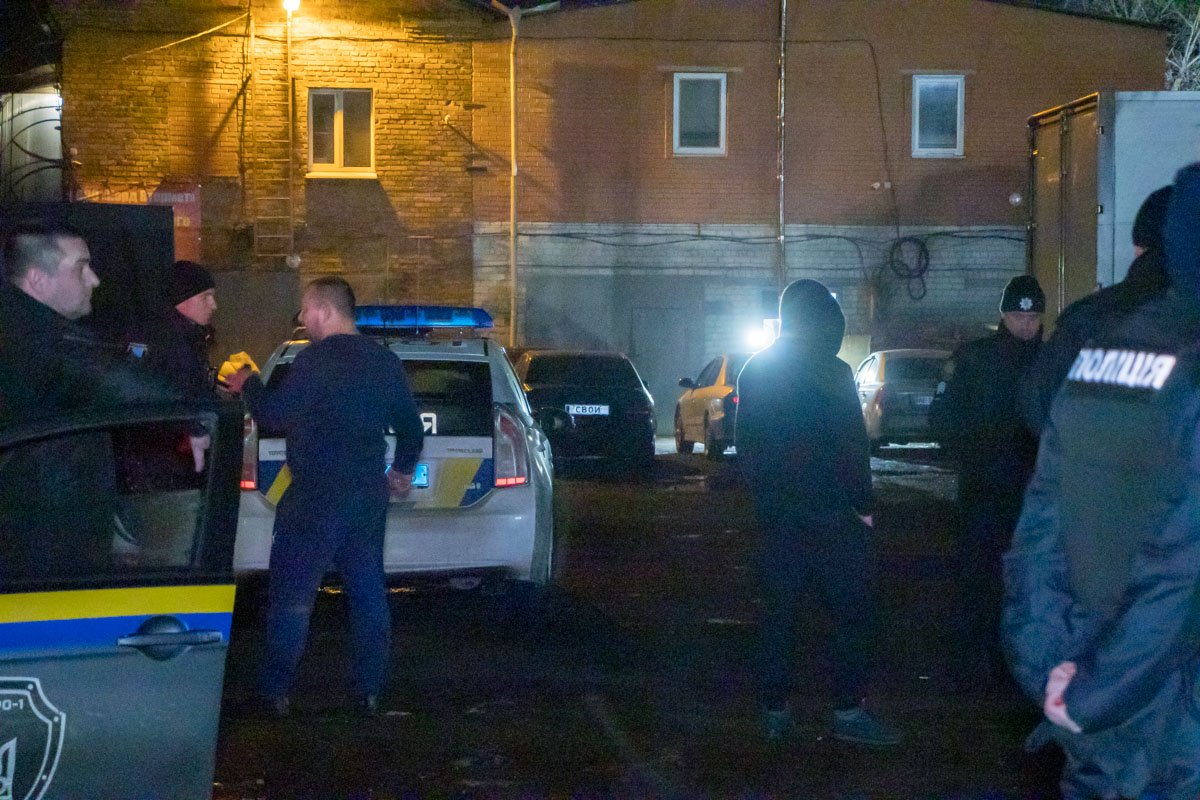 Спокойствие жителей нарушили шестеро мужчин Спокойствие жителей нарушили шестеро мужчин