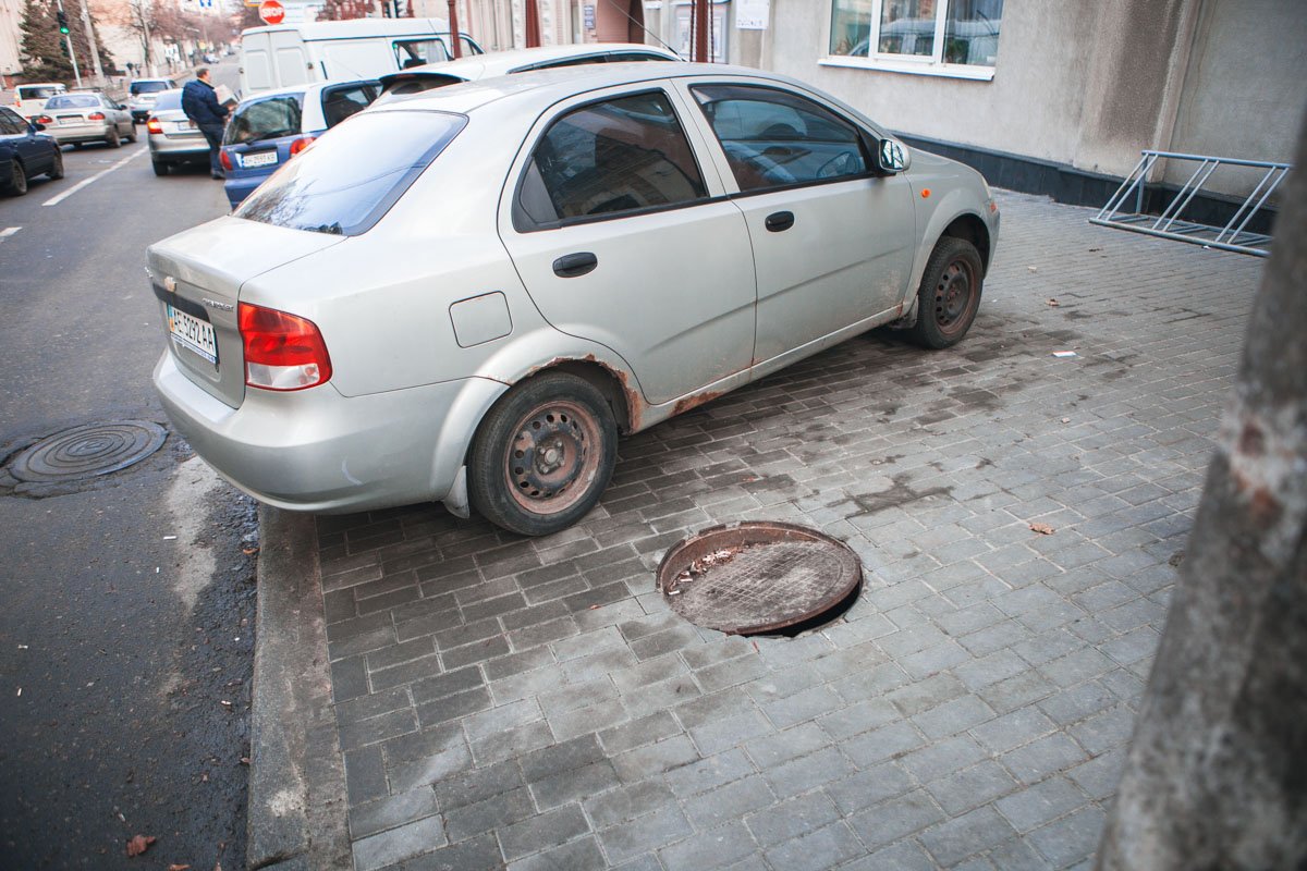 Осенью тротуарную часть реставрировали Осенью тротуарную часть реставрировали