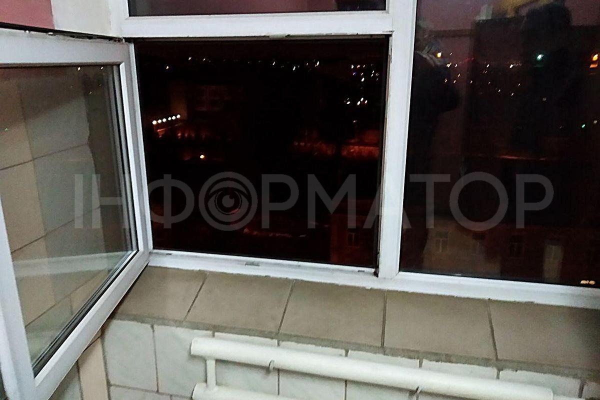 Предварительно, он перебрал с наркотиками, зашел в туалет, открыл окно и прыгнул вниз