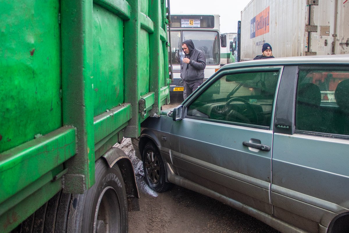 Передний бампер ВАЗа зацепило «клыком» Передний бампер ВАЗа зацепило «клыком»