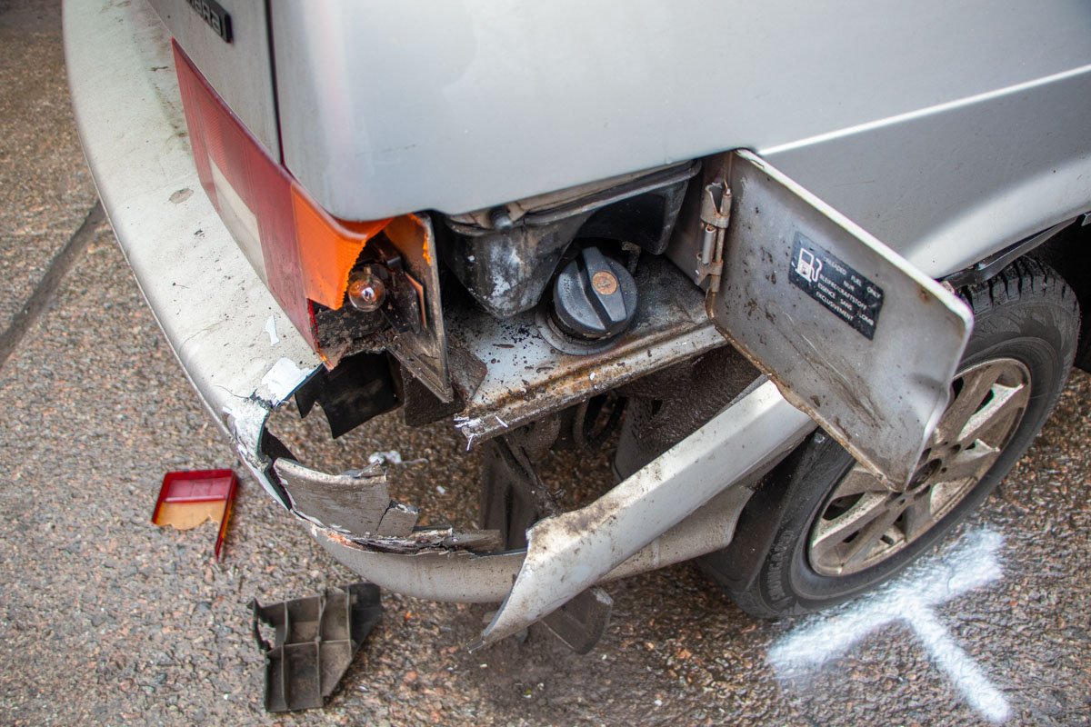 Задний — ударил другой грузовик, который двигался во встречном направлении Задний — ударил другой грузовик, который двигался во встречном направлении