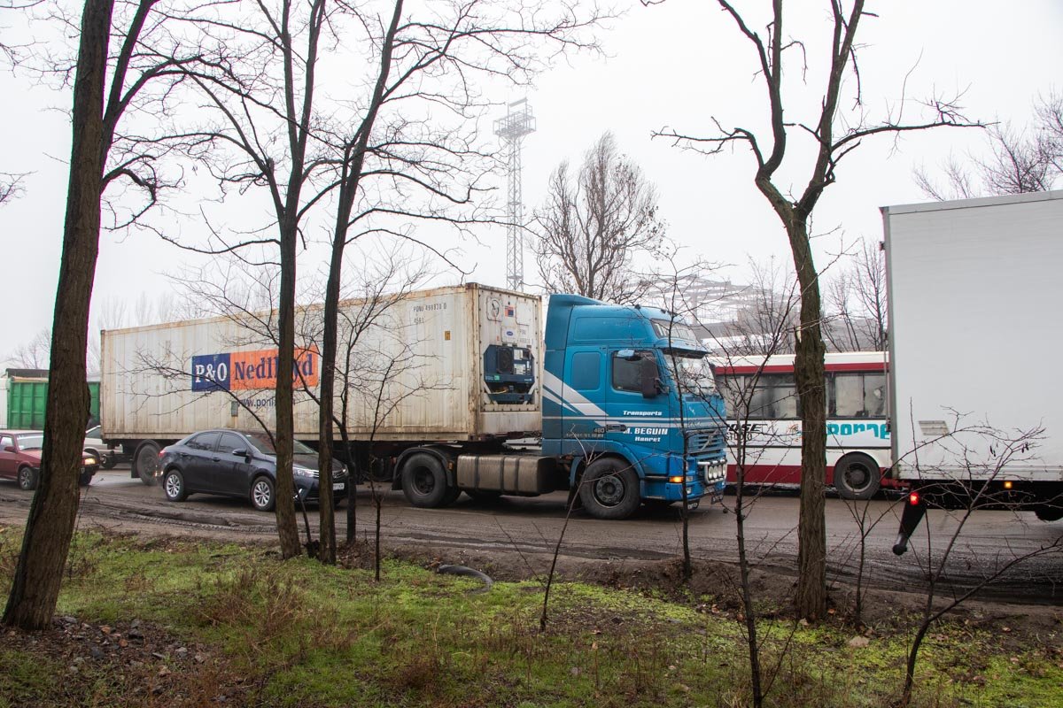 Транспортные средства заняли всю проезжую часть Транспортные средства заняли всю проезжую часть