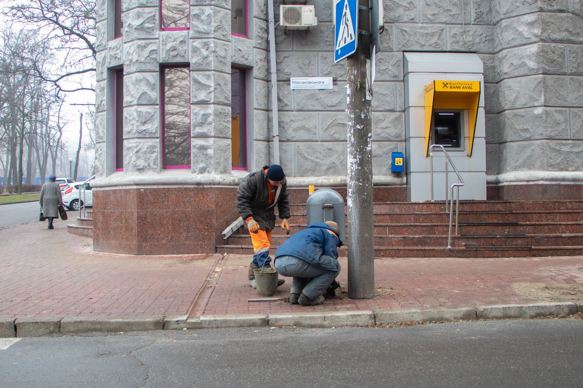 Двое парней вырвали несколько урн на проспекте Дмитрия Яворницкого Двое парней вырвали несколько урн на проспекте Дмитрия Яворницкого
