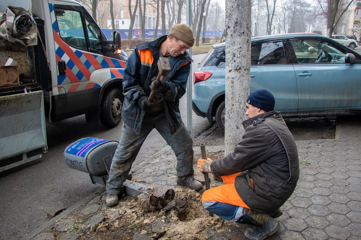 Уже утром коммунальщики принялись восстанавливать то, что было поломано Уже утром коммунальщики принялись восстанавливать то, что было поломано