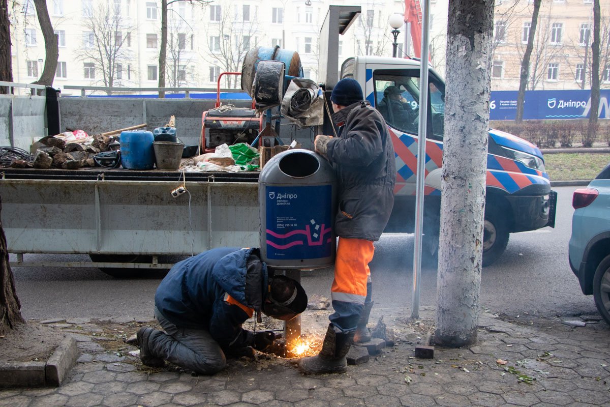Ставят мусорные баки там же, где они и стояли Ставят мусорные баки там же, где они и стояли