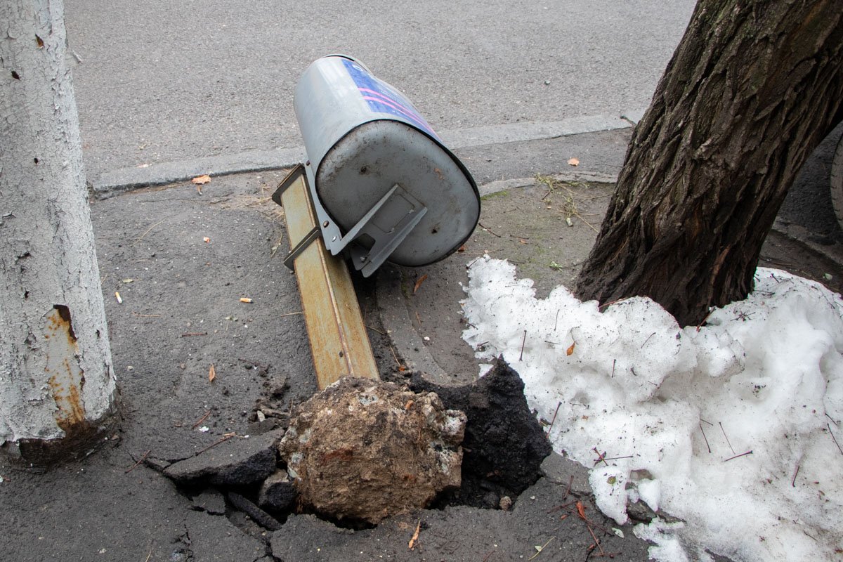 Каждый их мусорных баков аккуратно лежал на земле рядом с местом, откуда был вырван Каждый их мусорных баков аккуратно лежал на земле рядом с местом, откуда был вырван