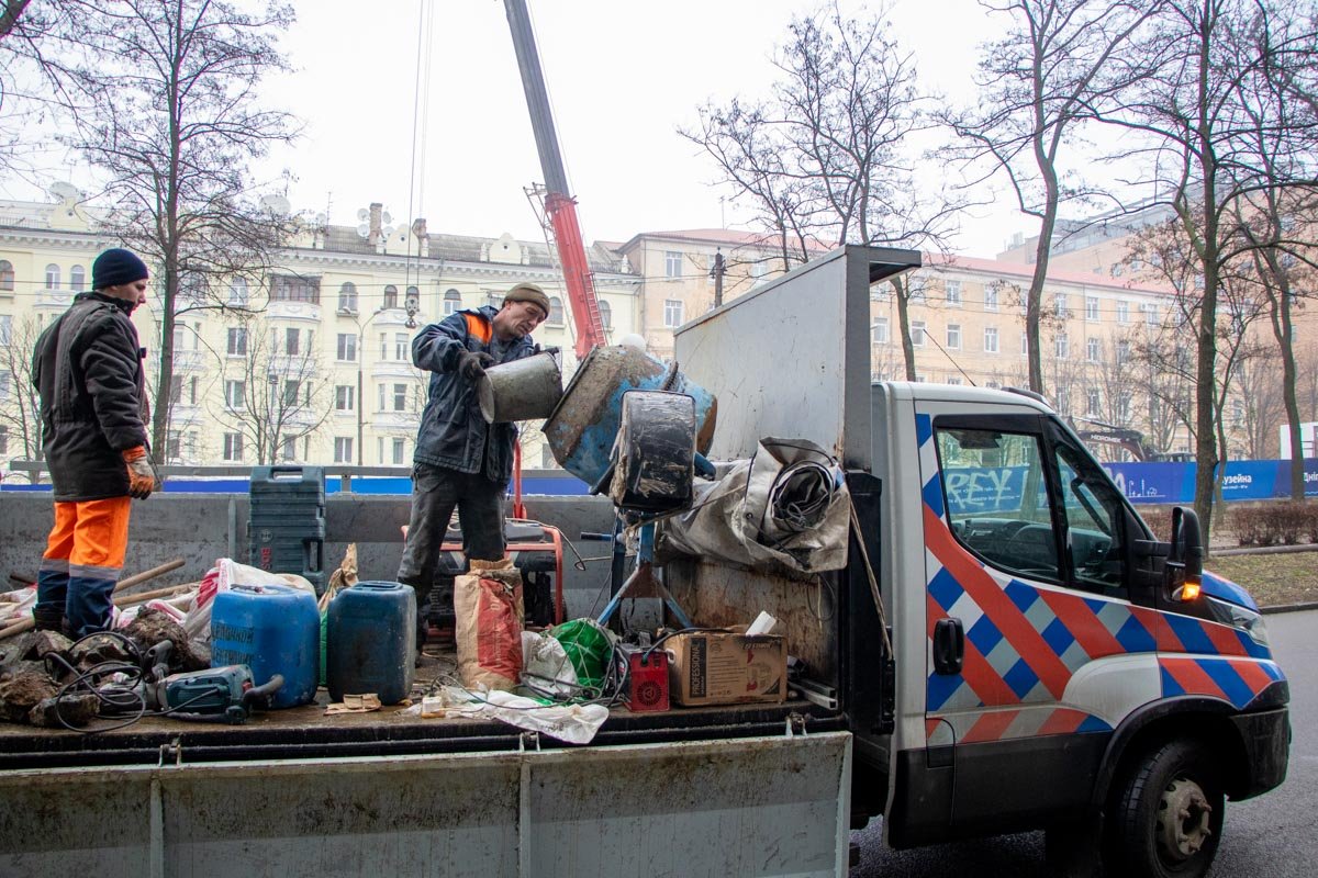 Поработали хулиганы лишь на небольшом отрезке центрального проспекта Поработали хулиганы лишь на небольшом отрезке центрального проспекта