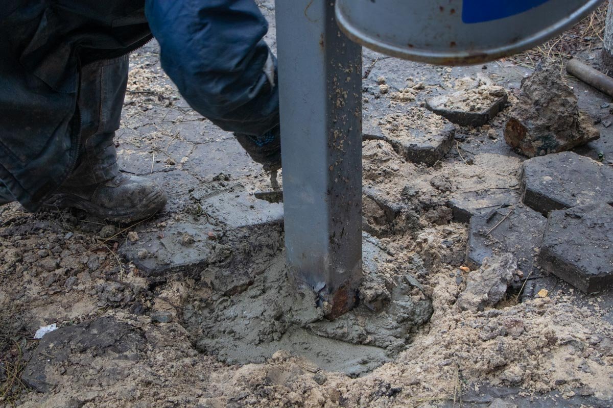 ...но выкорчевали их явно не для того, чтобы украсть ...но выкорчевали их явно не для того, чтобы украсть