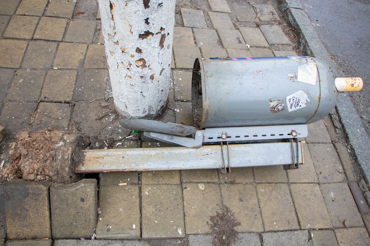 Возможно, кому-то они очень мешали Возможно, кому-то они очень мешали