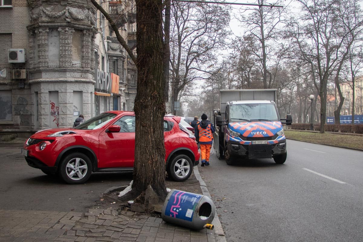 Коммунальщики уже трудятся на месте Коммунальщики уже трудятся на месте