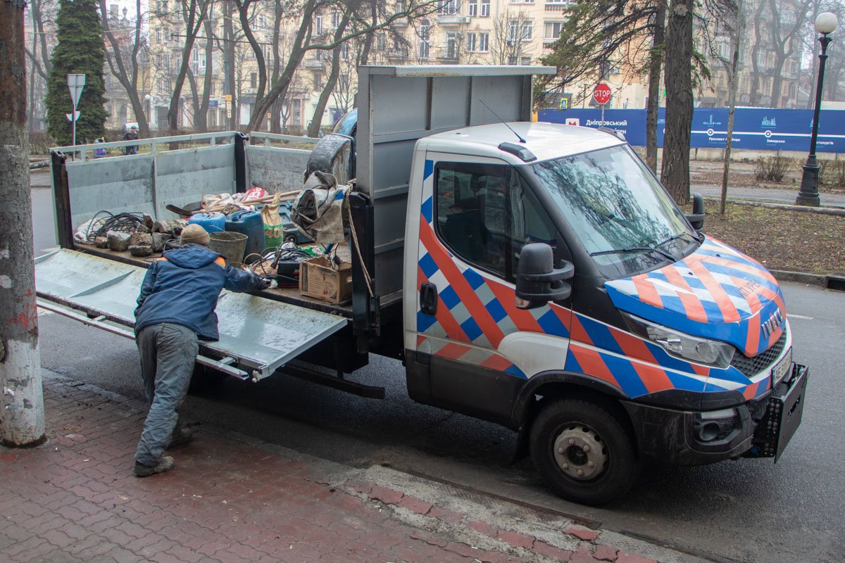 Все поломанные мусорные баки ставят на свои места Все поломанные мусорные баки ставят на свои места