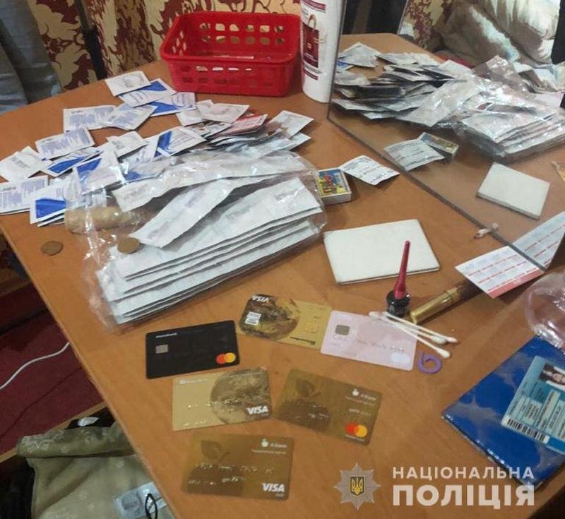Во время обысков правоохранители нашли деньги и банковские карты Во время обысков правоохранители нашли деньги и банковские карты