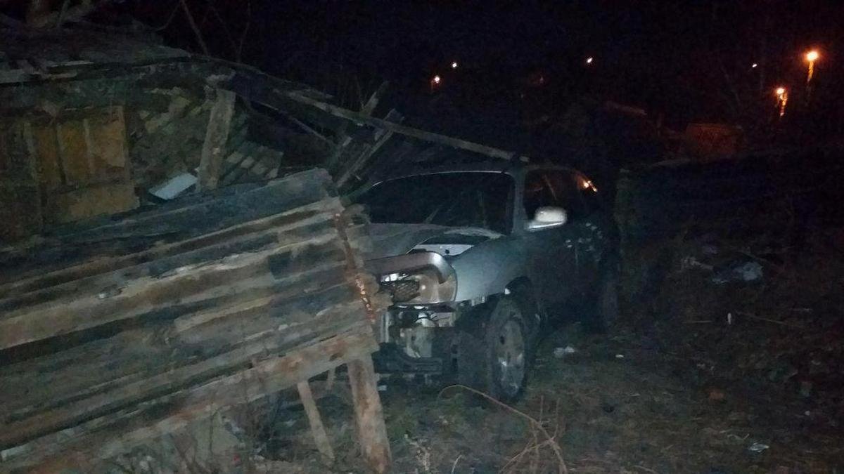 В конце концов водитель иномарки влетел в сарай
