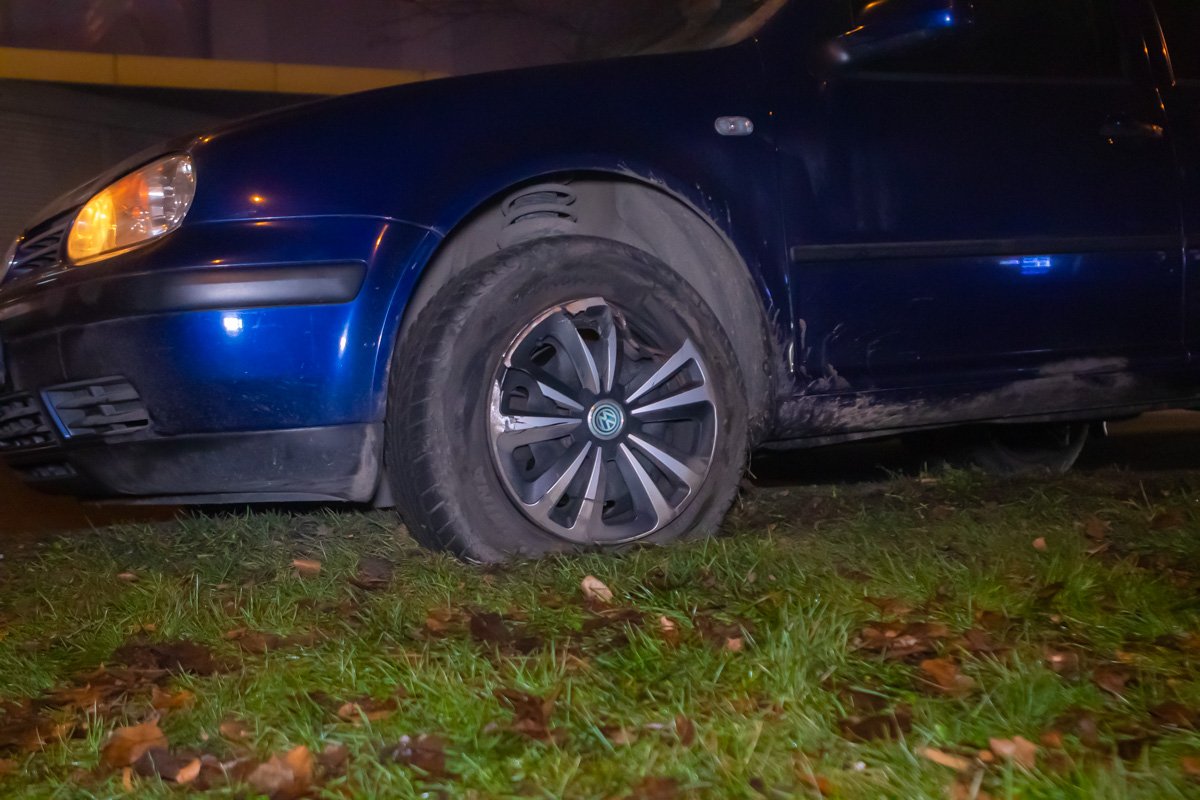От удара легковой автомобиль въехал на газон