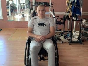 Подросток учится заново ходить 