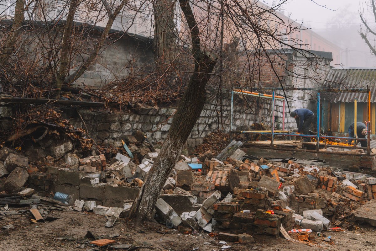 Павильоны здесь строили еще в 50-х годах, поэтому не исключено, что останки лежат здесь примерно с этого времени