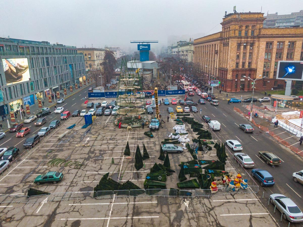 В центре Днепра начали устаналивать главного "босса" всех елок города В центре Днепра начали устаналивать главного "босса" всех елок города