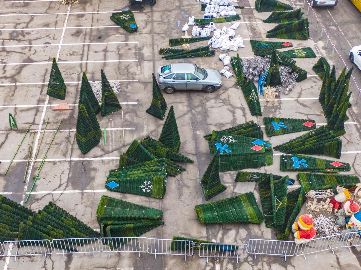 Позже территорию возле елочки украсят гирляндами Позже территорию возле елочки украсят гирляндами