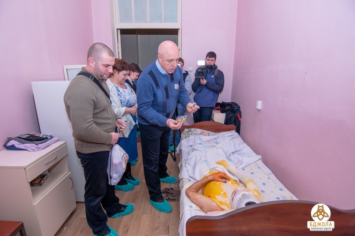 Активисты партии «Бджола» проведали участников ООС в больнице города Днепр 2