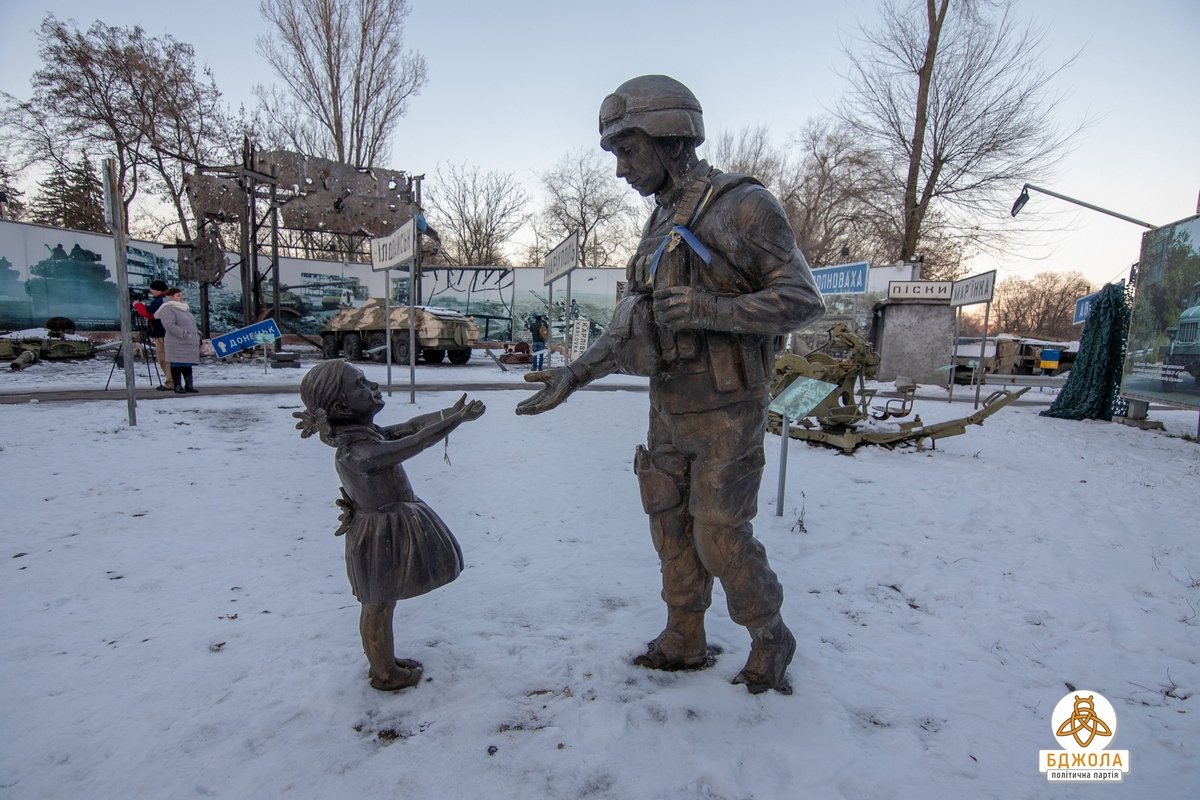 Активисты партии «Бджола» проведали участников ООС в больнице города Днепр 4
