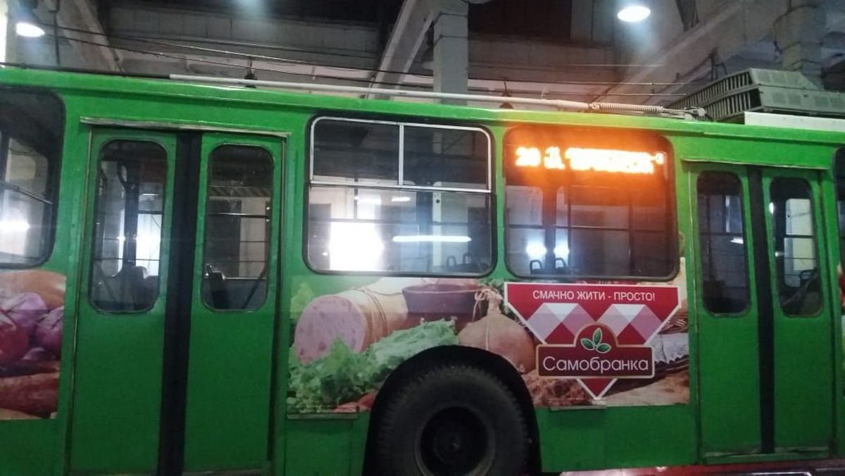 Стекло в задней двери троллейбуса заменят при ночном техобслуживании Стекло в задней двери троллейбуса заменят при ночном техобслуживании