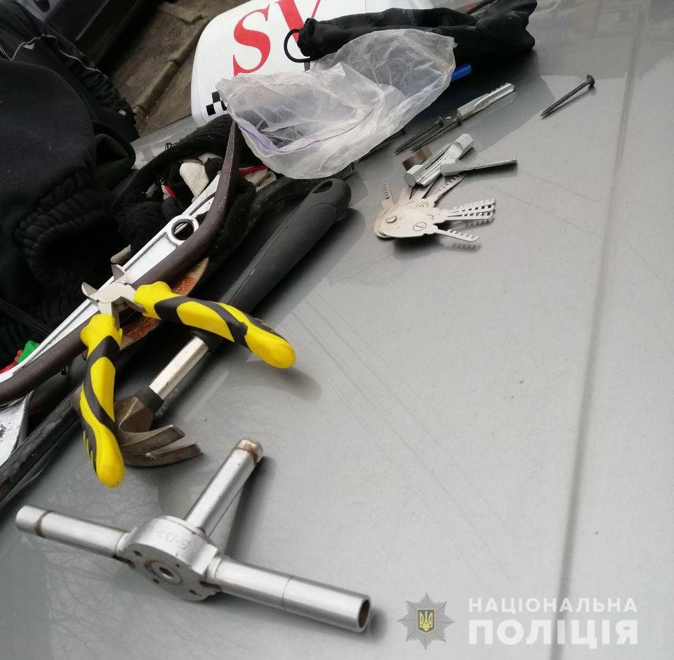 В автомобиле у воров обнаружили орудия для взлома, а также только что украденные вещи В автомобиле у воров обнаружили орудия для взлома, а также только что украденные вещи