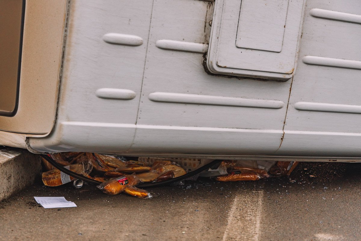 Из спринтера выпали продукты Из спринтера выпали продукты