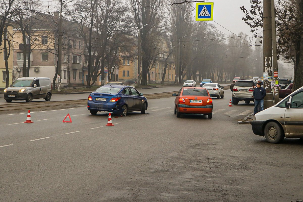 На проспекте Хмельницкого, 40, столкнулись Toyota и Hyundai На проспекте Хмельницкого, 40, столкнулись Toyota и Hyundai