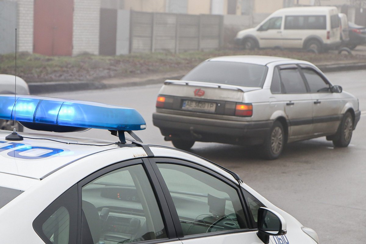 Водитель Volkswagen в свою очередь не разглядел пешехода за авто, из-за чего и произошла авария Водитель Volkswagen в свою очередь не разглядел пешехода за авто, из-за чего и произошла авария