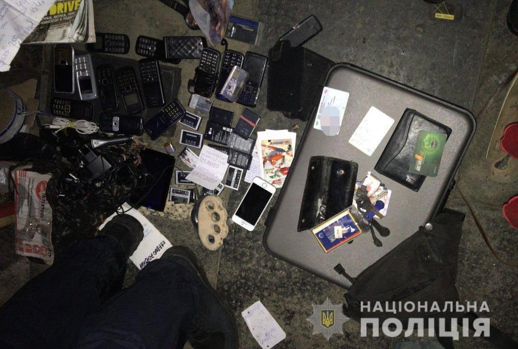 Полиция обнаружила много сторонней техники