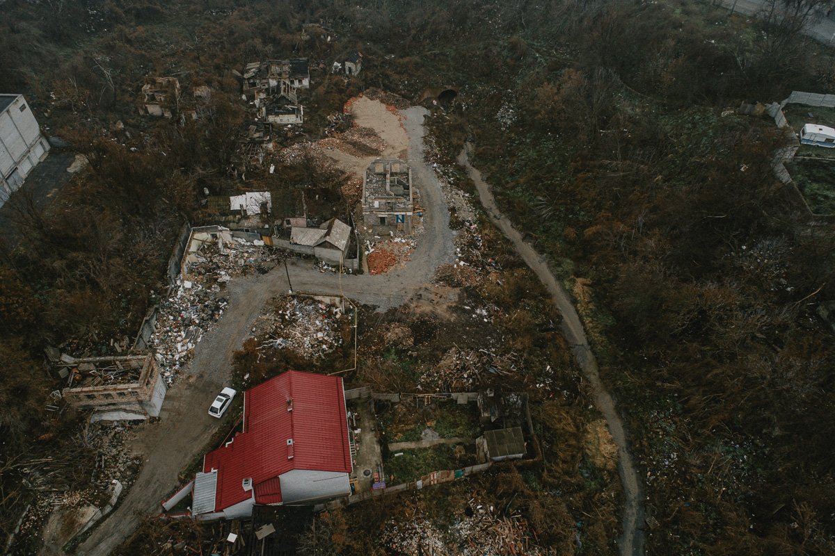 Тут осталось лишь несколько жилых домов Тут осталось лишь несколько жилых домов