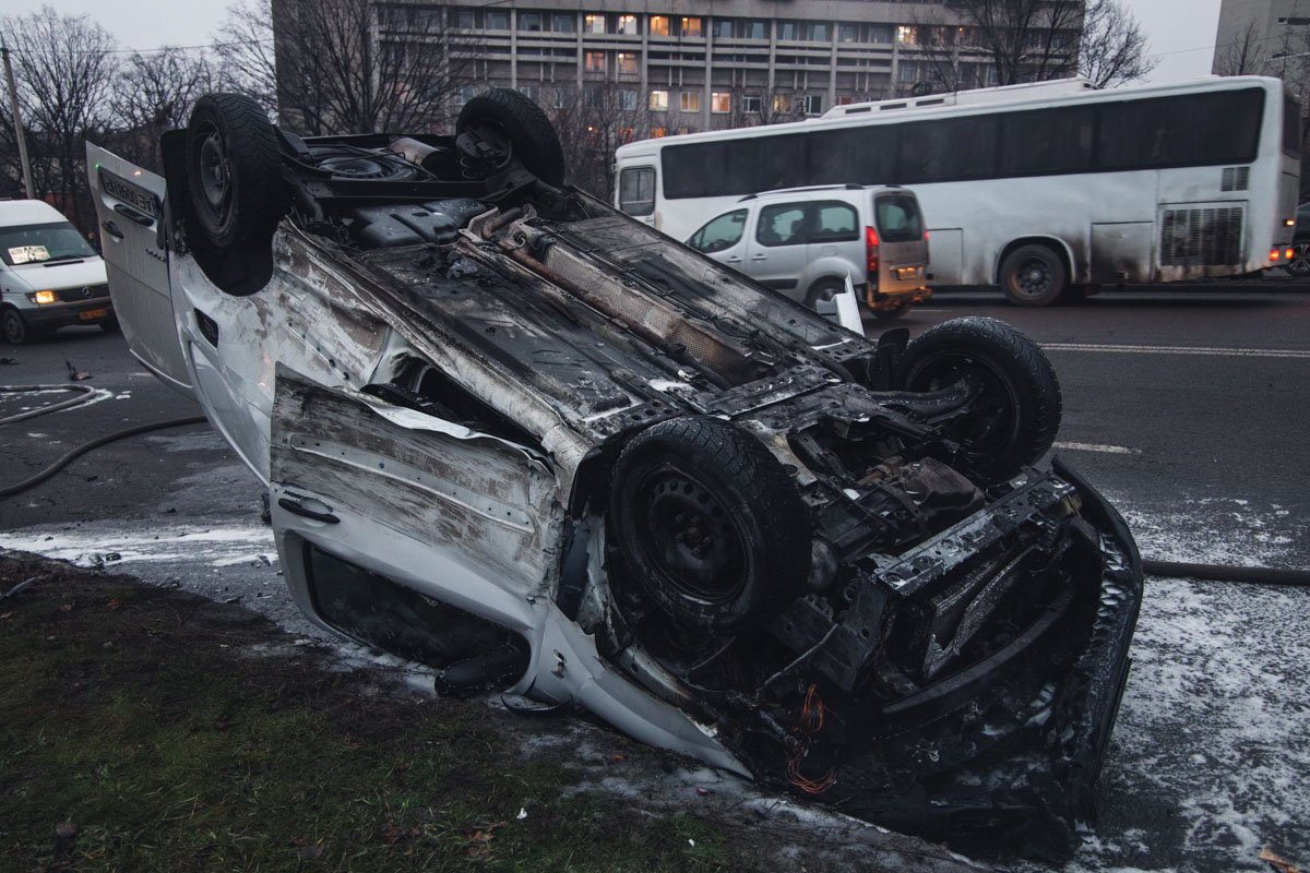 Перед возгоранием авто перевернулось Перед возгоранием авто перевернулось