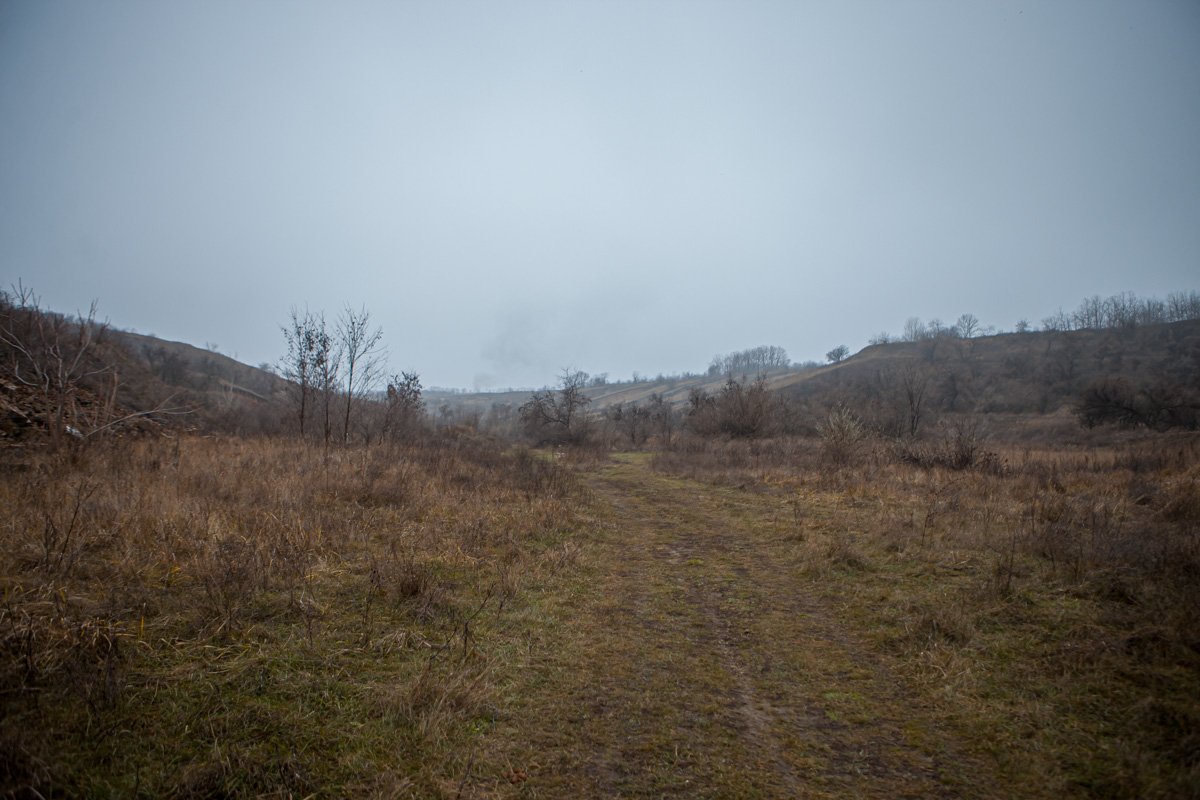 Руины крематория посреди поля