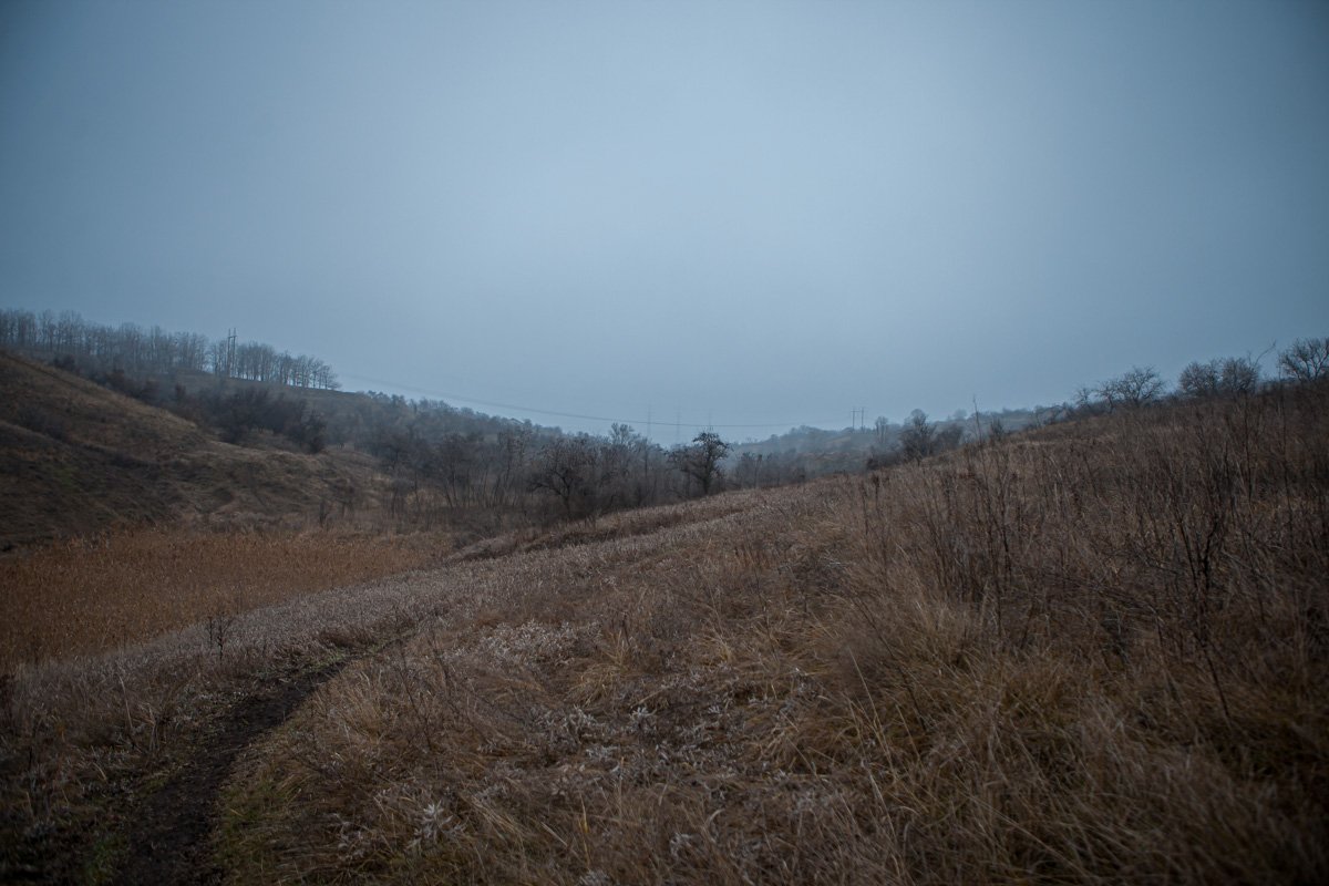 Такое живописное место испортили свалкой и недостроем