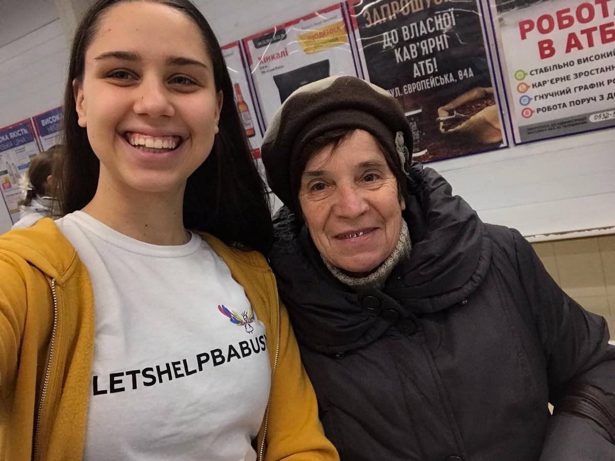 В супермаркетах Днепра прошел добрый флешмоб #letshelpbabusya 1