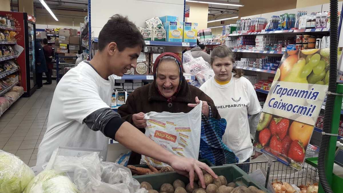 В супермаркетах Днепра прошел добрый флешмоб #letshelpbabusya 2