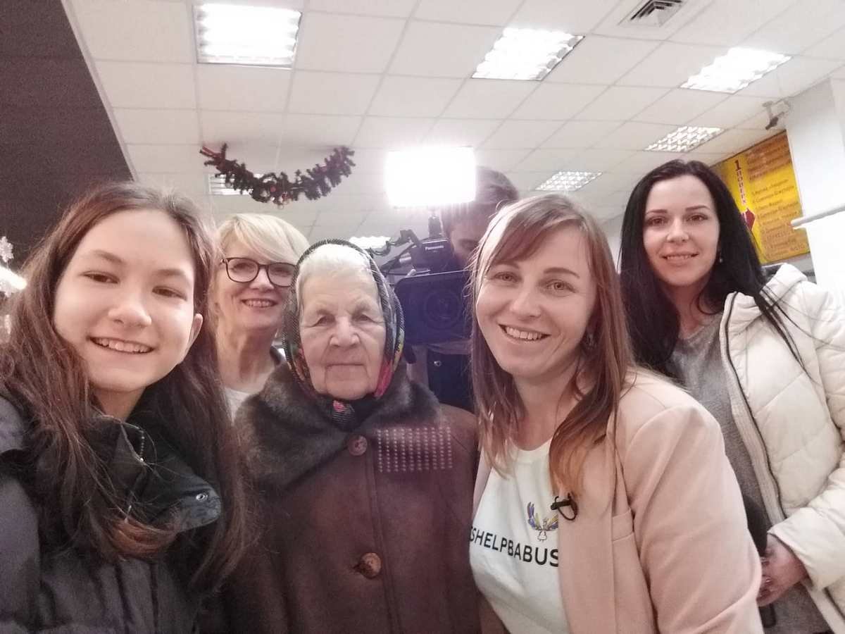 В супермаркетах Днепра прошел добрый флешмоб #letshelpbabusya 6