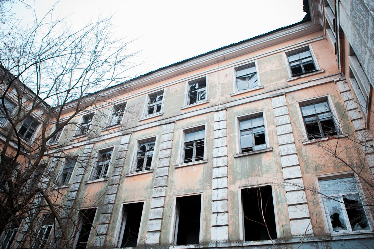 Здание находится на Бородинской