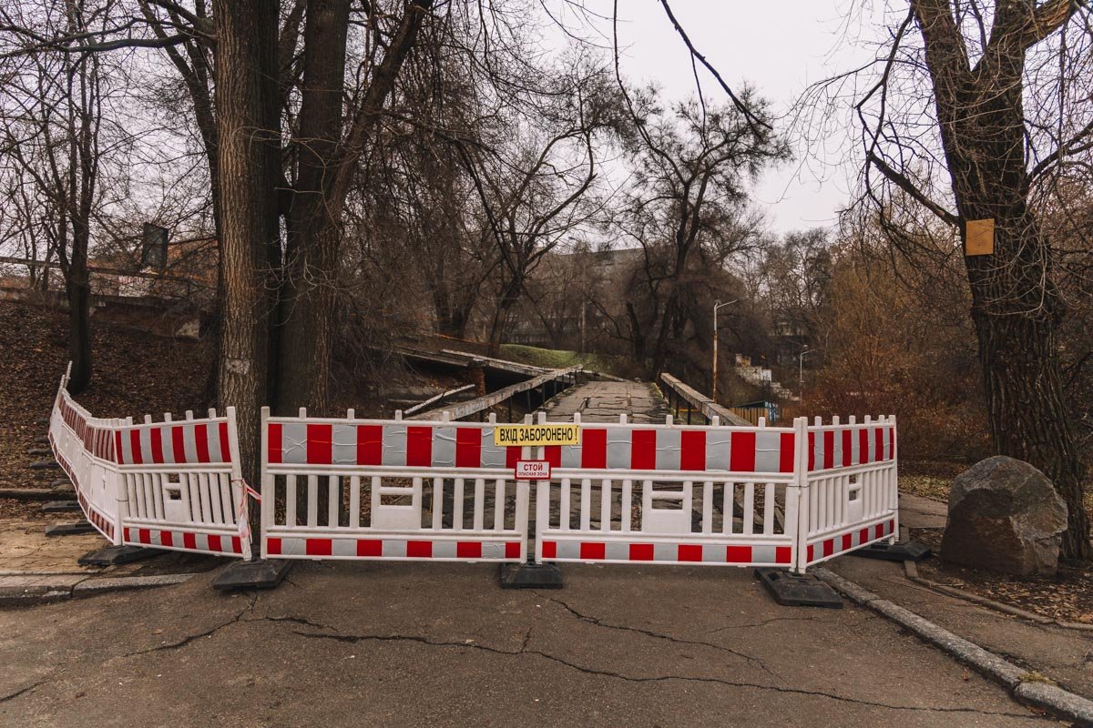Аварийное место оградили забором