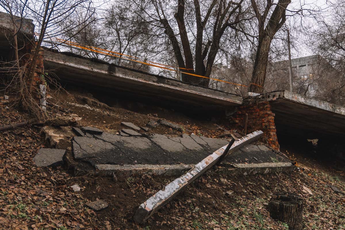 Вместе с плитой пострадал асфальт