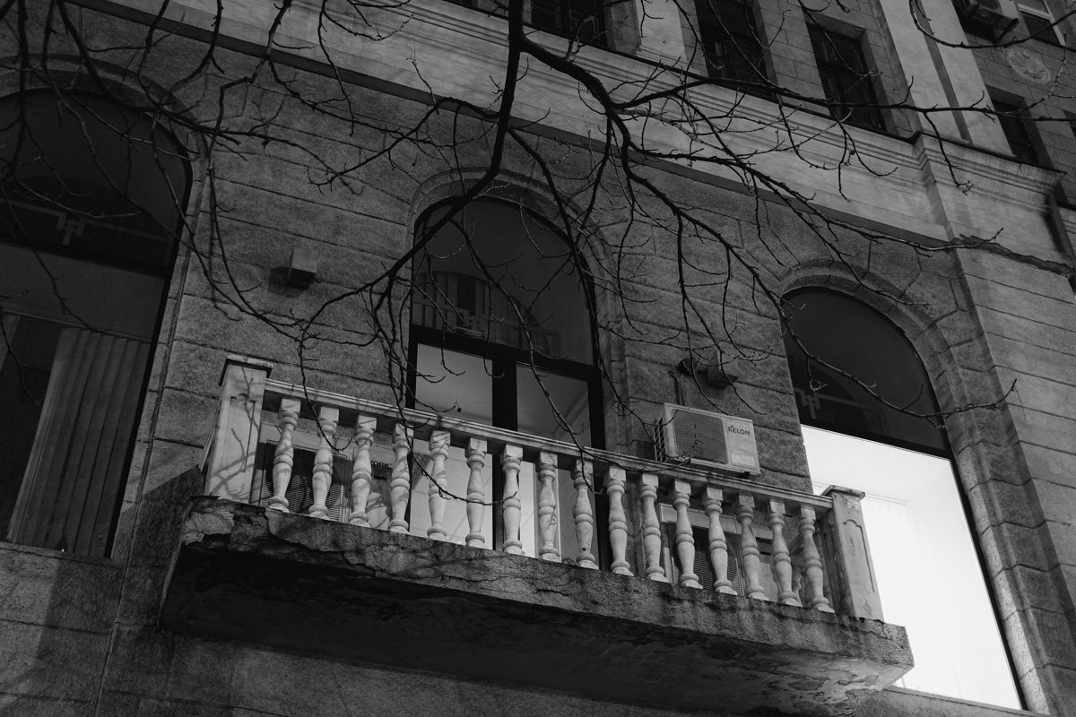 Из окон на вас кто-то смотрит Из окон на вас кто-то смотрит