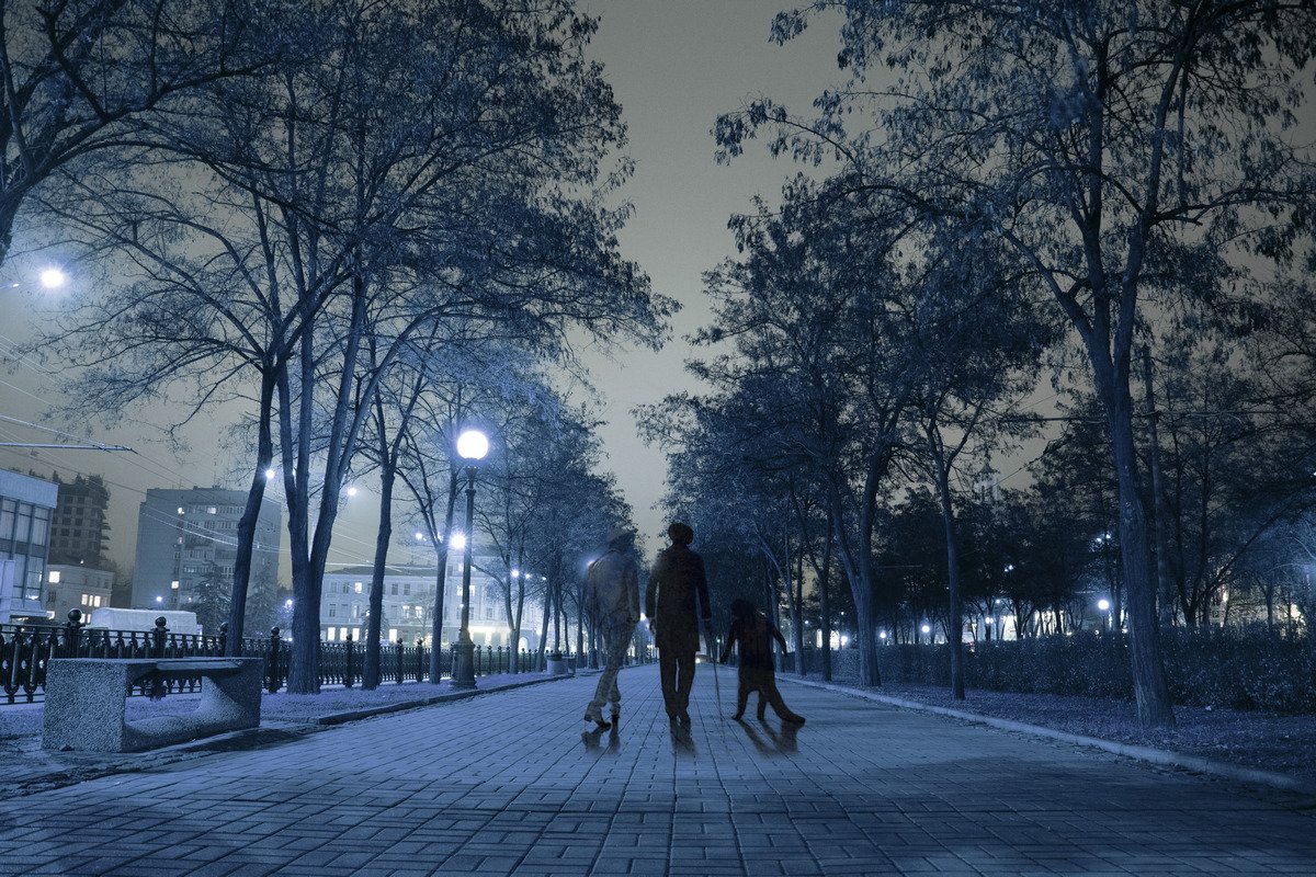 Идут угощать женщин чистым спиртом Идут угощать женщин чистым спиртом