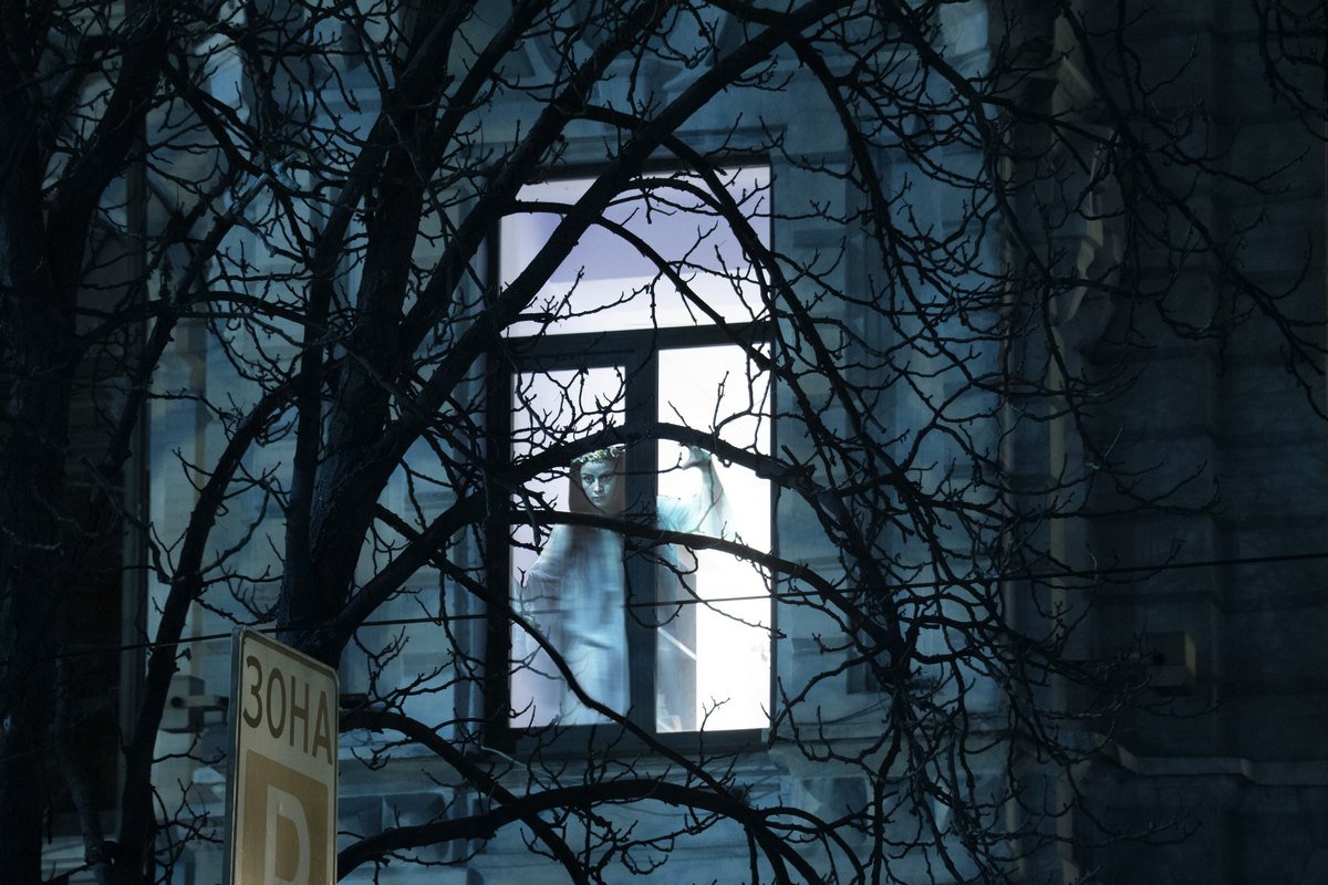 Кто знает, что творится за закрытыми дверьми Кто знает, что творится за закрытыми дверьми