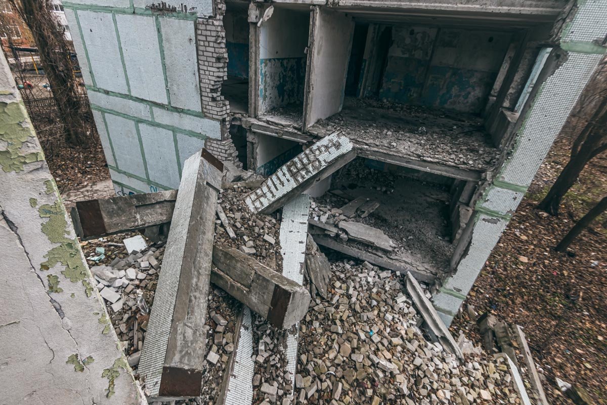 А смысл его существования вот в чем: дом знает, что он здесь — лишний